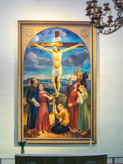 Alttaritaulussa on keskellä Jeesus ristillä, vasemmalla mies ja nainen, joka pitelee rintaansa, ristin juurelle on polvistunut nuori nainen, hänen takanaan seisoo kaksi naista ja mies, takana roomalainen sotilas hevosen selässä.