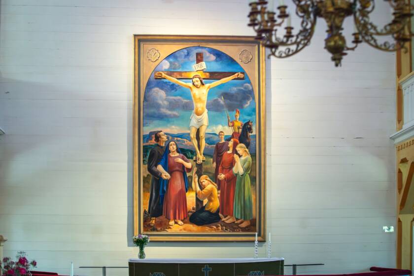 Alttaritaulussa on keskellä Jeesus ristillä, vasemmalla mies ja nainen, joka pitelee rintaansa, ristin juurelle on polvistunut nuori nainen, hänen takanaan seisoo kaksi naista ja mies, takana roomalainen sotilas hevosen selässä.