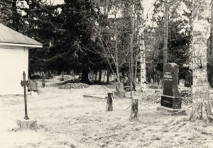 Vanhalla hautausmaalla on erilaisia ristejä ja hautakiviä.