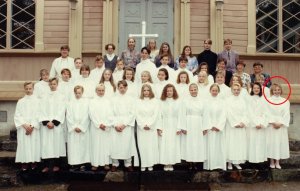 Rippikoululaiset alboissa seisomassa kirkon edessä.