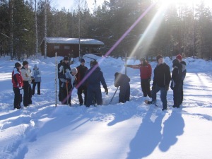 Ryhmä nuoria keskustele lumihankien keskellä.