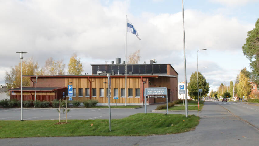 Seurakuntakeskus ja Keskuskatu pohjoisen suuntaan. Lippusalossa liehuu Suomen lippu.