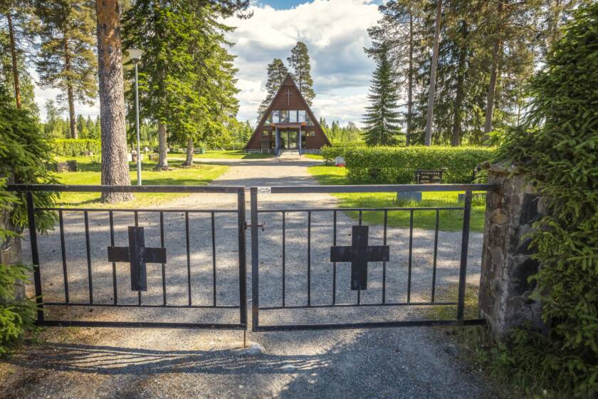 Etualalla on rautaportti, jonka takana hiekkakäytävä johtaa kolmionmalliseen kappeliin