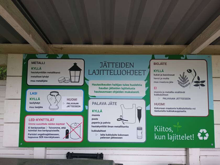 Opastaulussa on ohjeita hautausmaan jätteiden kierrätykseen.