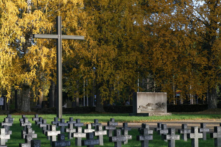 Sankarihautojen takana oleva muistomerkki koostuu suuresta rististä ja kivipaadesta, jossa on lepäävä Jeesus reliefinä.