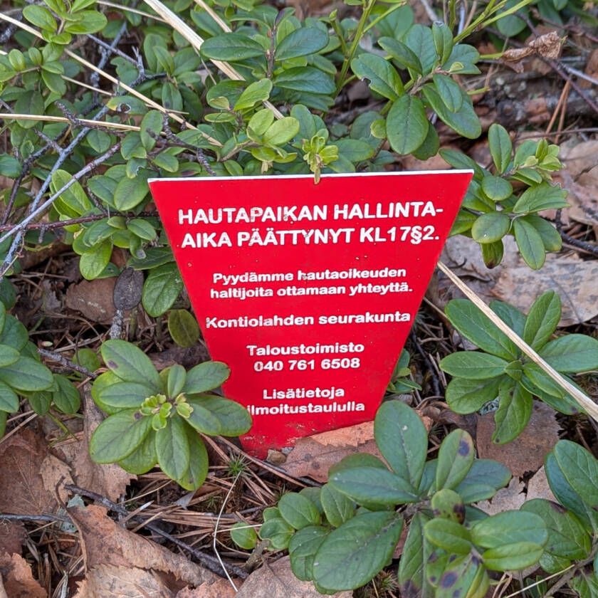 Maahan työnnetyssä merkissä on ohjeita hautaoikeuden haltijalle.