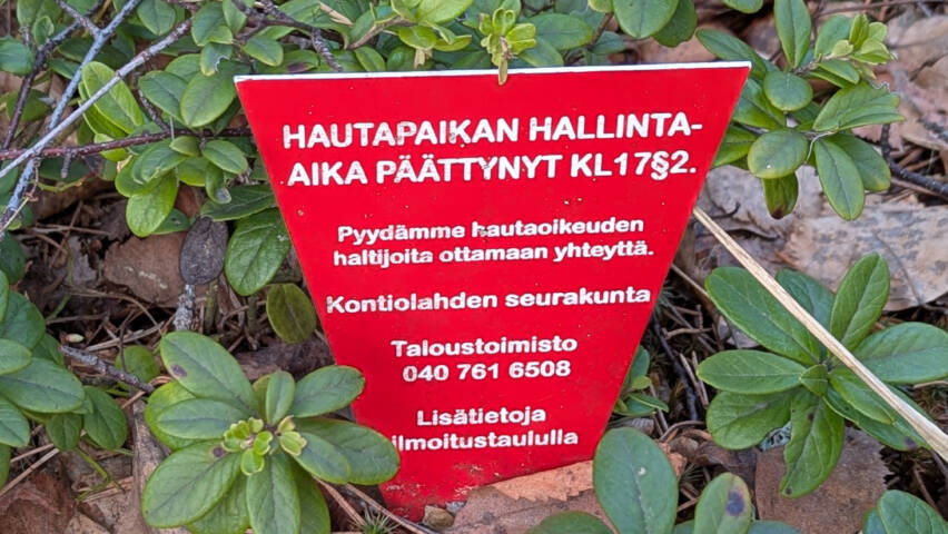 Maahan työnnetyssä merkissä on ohjeita hautaoikeuden haltijalle.
