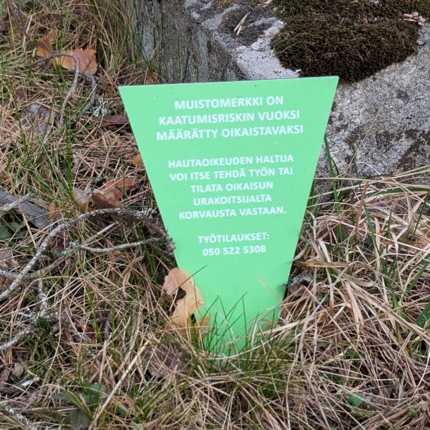 Maahan työnnetyssä merkissä on ohjeita hautaoikeuden haltijalle.