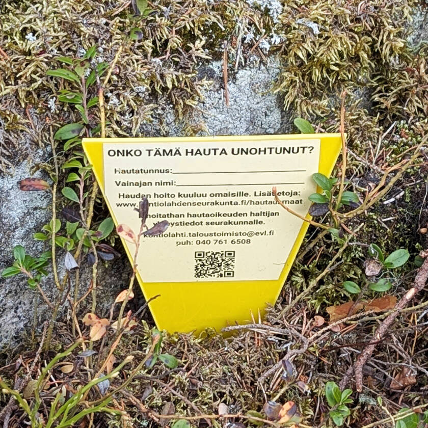 Maahan työnnetyssä merkissä on ohjeita hautaoikeuden haltijalle.