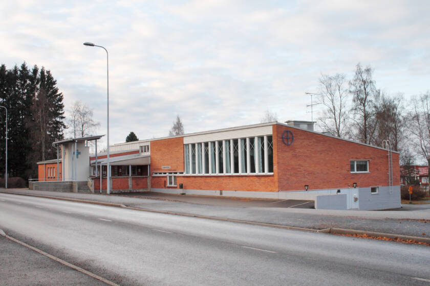 Punatiilinen seurakuntakeskus on kaksikerroksinen, se sijaitsi tiiviisti kylätien vieressä, alakertaan vie tieuiska.